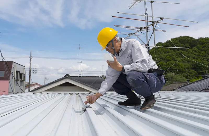 屋根を確認する作業員